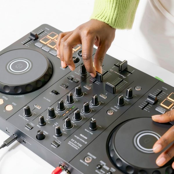 Pioneer DJ DDJ-FLX4 Graphite 2-Channel Controller with Serato DJ Lite-13